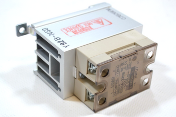 Omron G3NA-220B-UTU + Y92B-N50 Solid State Relay SSR Halbleiterrelais