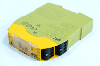 Pilz PNOZ s4 24VDC 3 n/o 1 n/c (750104)  Safety relay