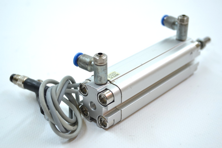 Festo ADVU-12-70-A-P-A (156040) Kompaktzylinder + 2 Näherungssensoren