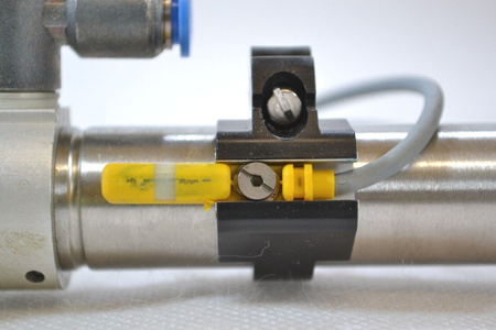 Festo DSNU-20-250-PPV-A (19243) ISO cylinder + 2 x proximity sensors