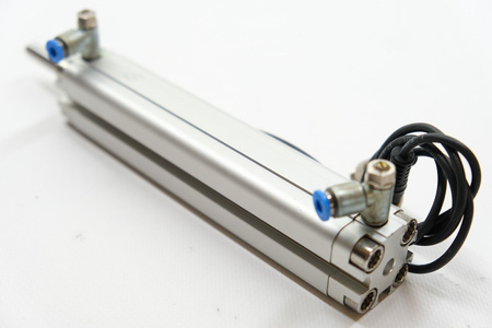 Festo ADVU-16-125-P-A (156001) Siłownik kompaktowy + 2 czujniki zbliżeniowe