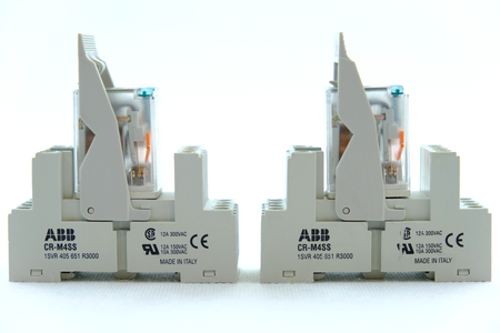 ABB CR-M024DC2 + CR-M4SS Interface Relais + Relaissockel, Satz mit 2 Stück