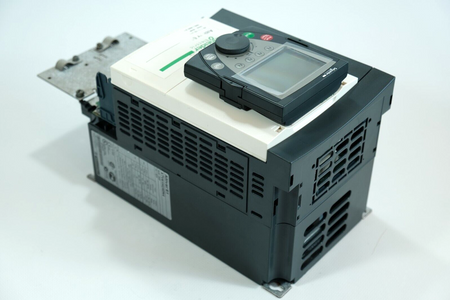 Schneider Electric Altivar 61 ATV61HU40N4 + VW3A1101 Frequenzumrichter + Panel