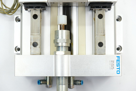 Festo DGC-40-140-HD-YSRW-GP (567549) Napęd liniowy + 2 czujniki zbliżeniowe