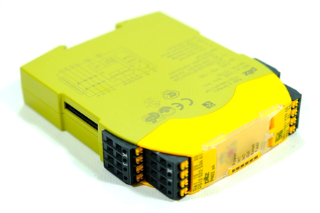 Pilz PNOZ s4 C 24VDC 3n/o 1n/c (751104)  Sicherheitsrelais Safety Relay