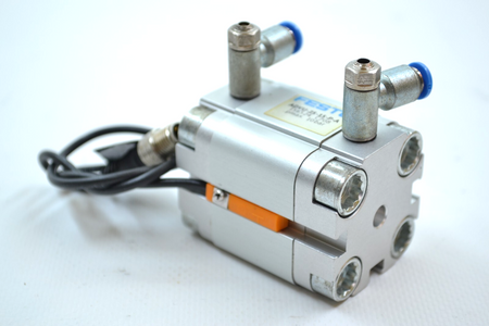 Festo ADVU-25-15-P-A (156524) Kompaktzylinder + Näherungssensor