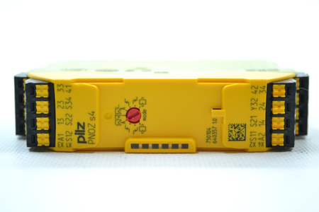 Pilz PNOZ s4 24VDC 3 n/o 1 n/c (750104) Safety Relay