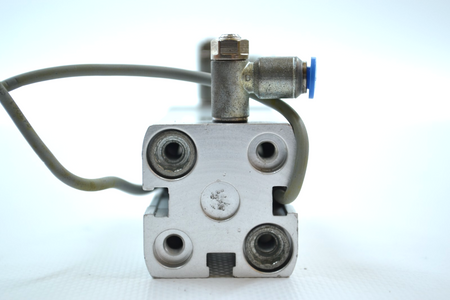 Festo ADVU-12-70-A-P-A (156040) Kompaktzylinder + 2 Näherungssensoren