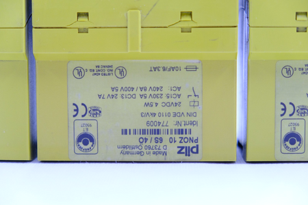 Pilz PNOZ 10 6s/4ö (774009) Przekaźniki bezpieczeństwa 5 sztuk