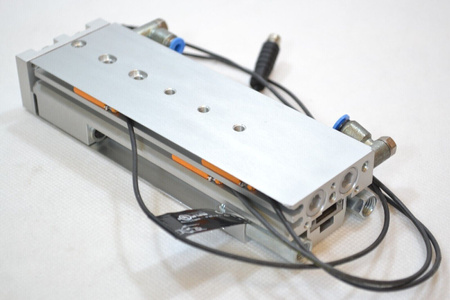 Festo SLT-10-80-P-A (170559) Mini siłownik suwakowy + 2 Czujniki zbliżeniowe IFM