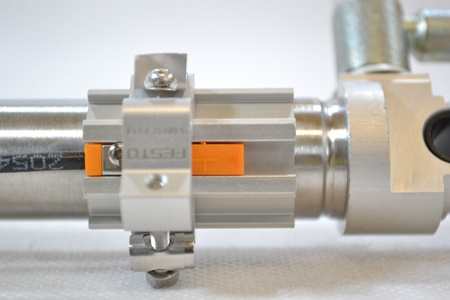 Festo DSNU-20-250-PPS-A (559279) ISO cylinder + 2 x IFM proximity sensors