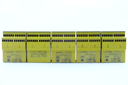 Pilz PNOZ 10 6s/4ö (774009) Satz mit 5 Sicherheitsschaltgeräte, Safety relays