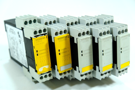 Siemens 3TK2830-1CB30 | 3TK2 830-1CB30 SIRIUS Safety relay x 5 units