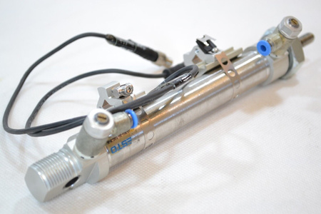 Festo DSNU-20-100-P-A (19212) ISO cylinder + 2 x IFM proximity sensors