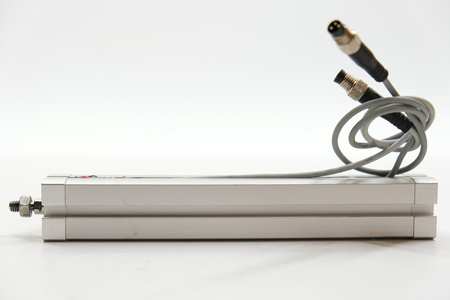 Festo ADN-16-150-A-P-A (536218) Kompaktzylinder + 2 Näherungssensoren