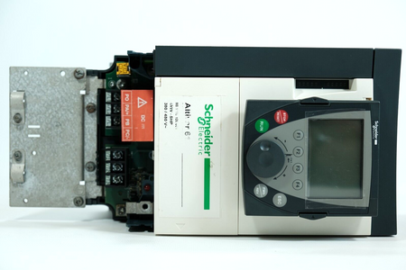 Schneider Electric Altivar 61 ATV61HU40N4 + VW3A1101 Frequenzumrichter + Panel