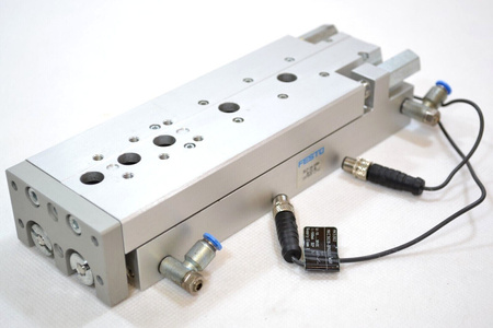 Festo SLT-16-100-A-CC-B (197899) Mini siłownik suwakowy + 2 Czujniki zbliżeniowe IFM