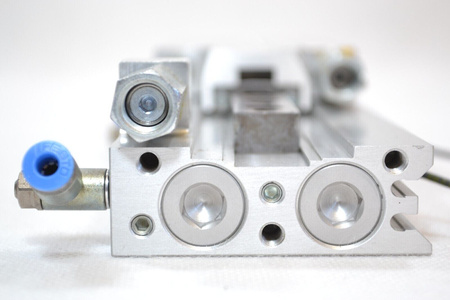 Festo SLT-16-100-A-CC-B (197899) Mini siłownik suwakowy + 2 Czujniki zbliżeniowe IFM