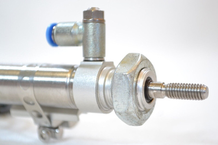 Festo DSNU-16-160-P-A (19205) ISO Zylinder + 2 x IFM Näherungssensoren