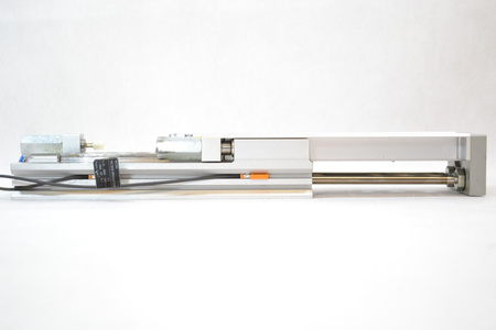 Festo SLT-16-100-A-CC-B (197899) Mini siłownik suwakowy + 2 Czujniki zbliżeniowe IFM