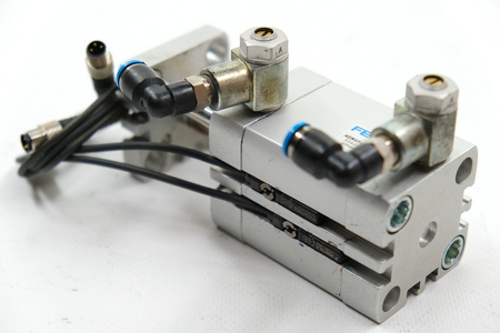 Festo ADNGF-32-30-P-A (554243) Kompaktzylinder + 2 Näherungssensoren