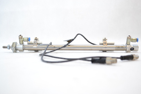 Festo DSNU-12-200-P-A (19197) ISO cylinder + 2 x IFM proximity sensors