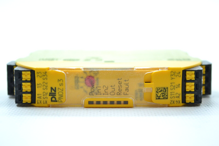 Pilz PNOZ s3 C 24VDC 2 n/o (751103) Sicherheitsrelais Safety Relay
