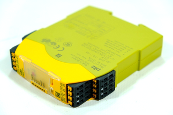 Pilz PNOZ s4 C 24VDC 3n/o 1n/c (751104)  Sicherheitsrelais Safety Relay