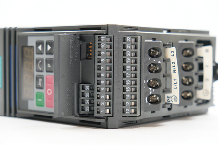 Siemens 6SE3212-1BA40 Micromaster Vector Frequenzumrichter Frequency Converter