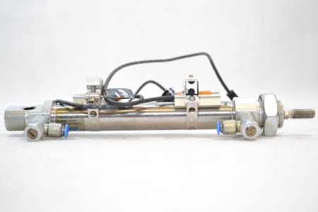 Festo DSNU-20-100-P-A (19212) ISO Zylinder + 2 x IFM Näherungssensoren