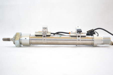 Festo DSNU-20-100-P-A (19212) ISO Zylinder + 2 x IFM Näherungssensoren