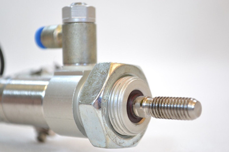 Festo DSNU-20-100-P-A (19212) ISO cylinder + 2 x IFM proximity sensors